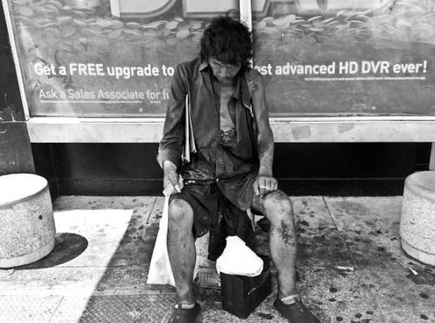 Chụp ảnh người vô gia cư, cô gái bất ngờ nhận ra người cha thất lạc nhiều năm 2