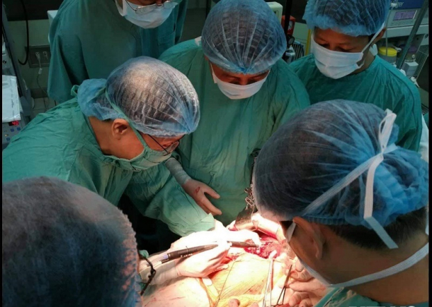   Các bác sĩ tiến hành phẫu thuật cắt nhu mô gan điều trị ung thư gan cho bệnh nhân  