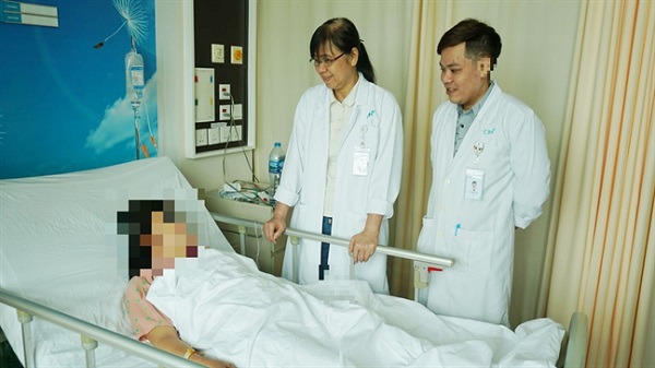   Bệnh nhân đang được nhân viên y tế chăm sóc sau phẫu thuật  