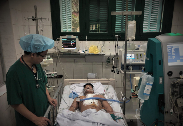   Bệnh nhân Trần Văn Nghĩa đang điều trị tích cực tại bệnh viện Việt Đức.  