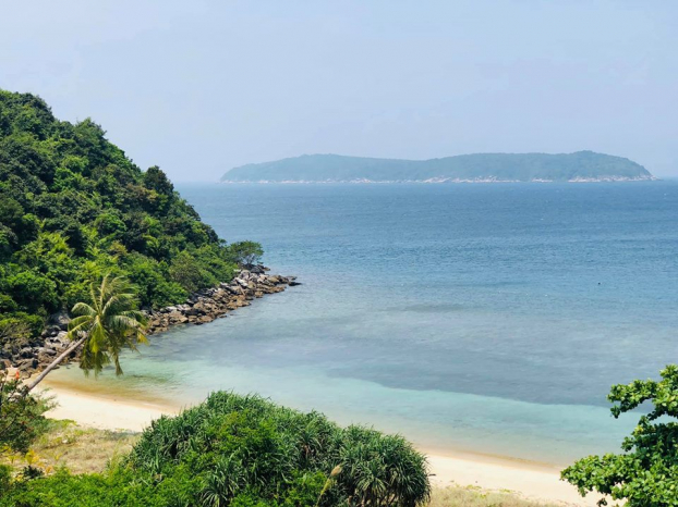   Bãi biển chưa được biết tên trên đảo Cù Lao Chàm, chỉ là trên đường ngao du phóng cảnh.  