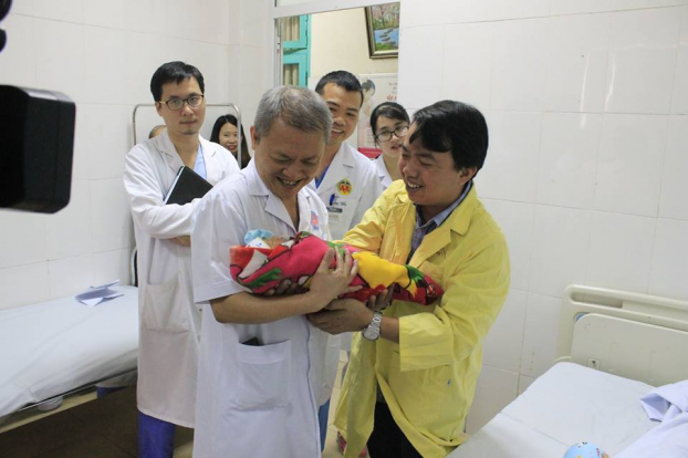   GS.TS Lê Ngọc Thành, Giám đốc bệnh viện E đến thăm và chúc mừng gia đình chị Nguyễn Thị Hiền.  