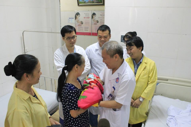   Em bé ra đời trong niềm vui vỡ òa của gia đình và cán bộ, bác sĩ bệnh viện E.  