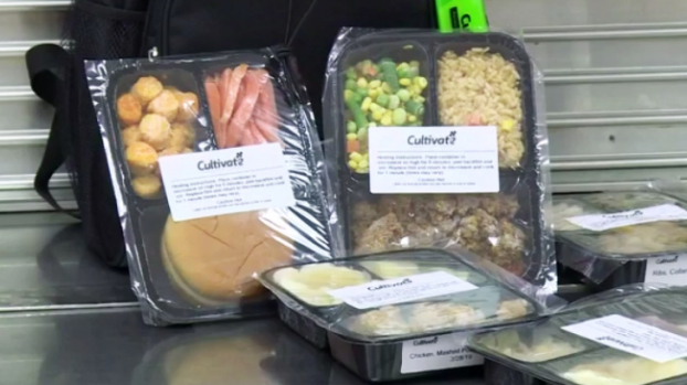   Thay vì ném thức ăn thừa, trường học Mỹ quyết định biến nó thành bữa ăn miễn phí cho trẻ mang về nhà  