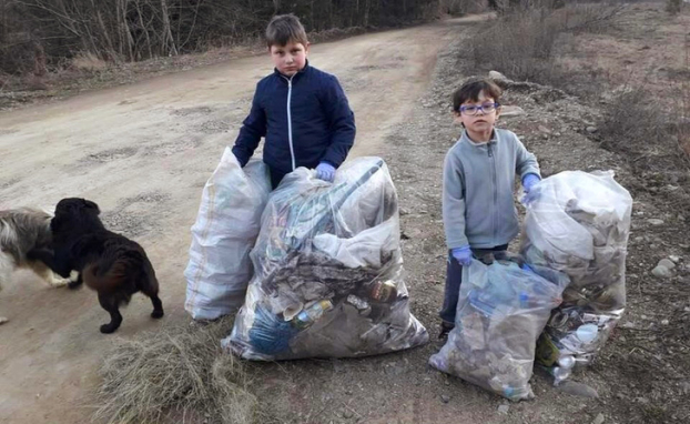  Chẳng cần biết đến thử thách dọn rác, hai cậu bé này đã làm điều đó vì khó chịu với rác thải do người lớn vứt ra đường  