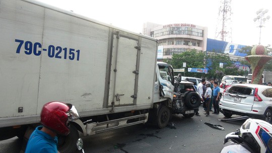 Quảng Bình: Dừng đèn đỏ, đoàn xe bất ngờ bị xe tải mất lái đâm khiến 2 người nguy kịch 1