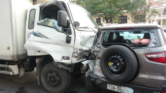 Quảng Bình: Dừng đèn đỏ, đoàn xe bất ngờ bị xe tải mất lái đâm khiến 2 người nguy kịch 0