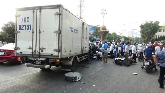 Quảng Bình: Dừng đèn đỏ, đoàn xe bất ngờ bị xe tải mất lái đâm khiến 2 người nguy kịch 3