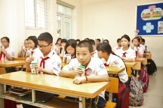   Trường tiểu học Cát Linh, Hà Nội là một trong những trường có kế hoạch rất cụ thể, bài bản và chặt chẽ trong công tác giao, nhận sữa trước và sau khi cho trẻ uống sữa  