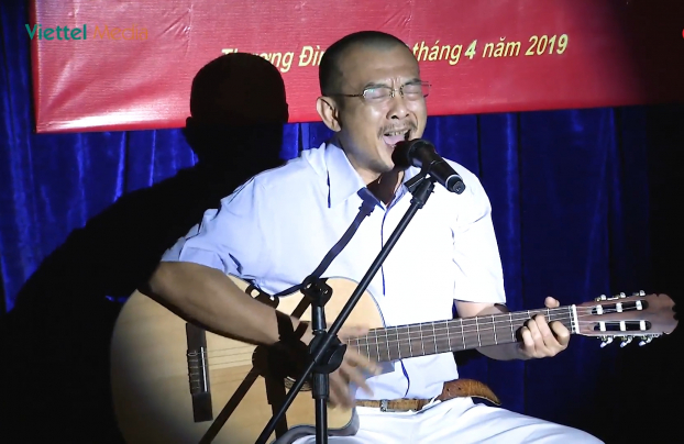   Anh Chu Minh Tuấn đàn và hát tặng mẹ của mình  