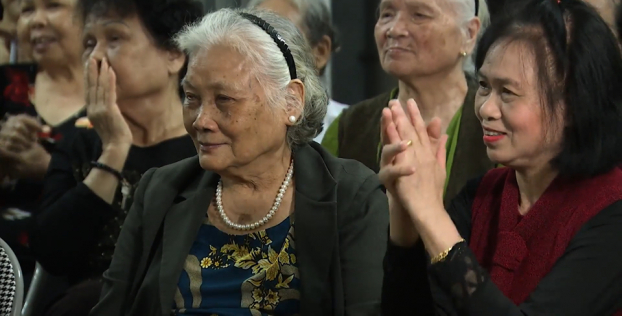   Mẹ anh Tuấn (ở giữa) bất ngờ khi thấy sự xuất hiện của con trai trên sân khấu  