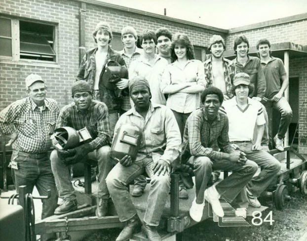   Mẹ tôi là cô gái duy nhất trong lớp kỹ thuật hàn tại trường trung học Byrd, Shreveport, Louisiana năm 1984  