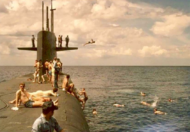   Bố tôi, nhảy xuống Thái Bình Dương từ bên sườn của một chiếc tàu ngầm vào mùa hè năm 1983  