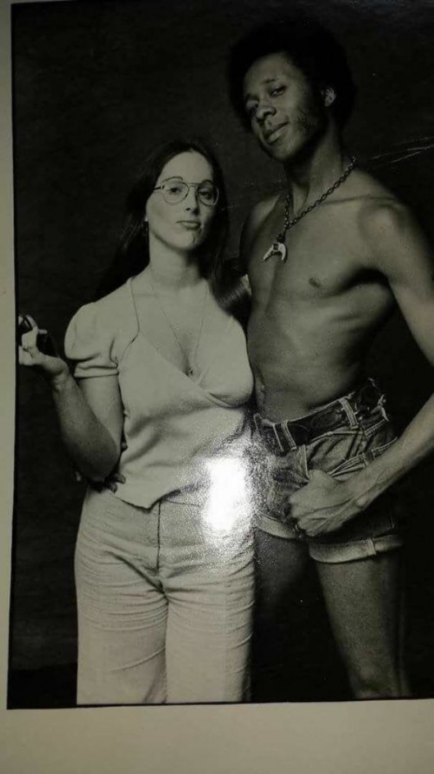   Đây là hình của bố mẹ bạn tôi chụp hồi thập niên 70. Họ sẽ kỉ niệm 47 năm ngày cưới trong tuần này.  