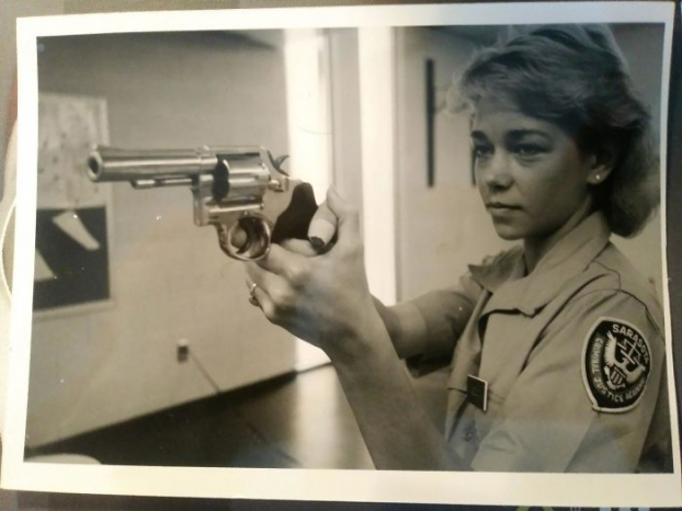  Hình chụp năm 1984. Mẹ tôi ở Học viện Cảnh sát.  