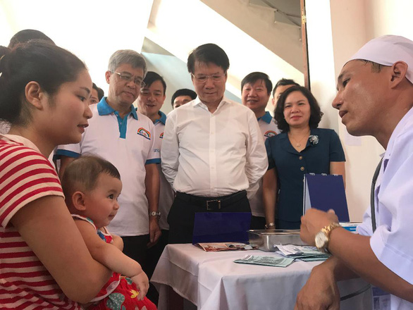   Trẻ được tiêm vắc-xin 5 trong 1 tại Hà Tĩnh.  