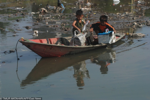   Những cậu bé Indonesia nhặt phế phẩm từ con sông ô nhiễm ở Bojongsoang  