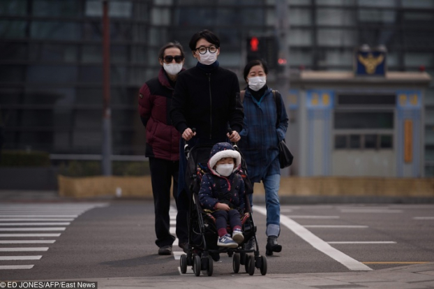   Cả gia đình đeo khẩu trang ra đường do ô nhiễm không khí nghiêm trọng ở Seoul, 5/3/2019  