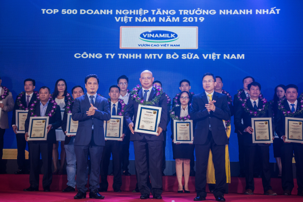   Ông Trịnh Quốc Dũng – Giám đốc điều hành Vinamilk, kiêm Công ty Bò sữa Việt Nam đại diện nhận chứng nhận Top 500 Doanh nghiệp tăng trưởng nhanh nhất Việt Nam năm 2019  