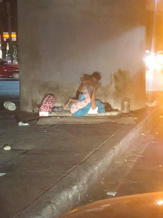 Người mẹ vô gia cư chơi đùa cùng con trai bên góc phố khiến nhiều người nghẹn ngào 0