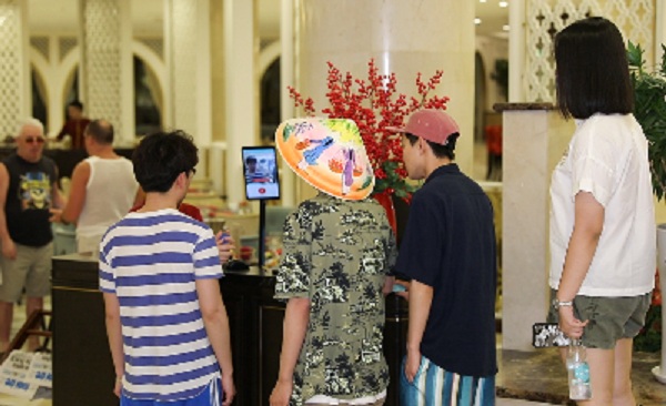 Đua nhau 'check in' tại khách sạn áp dụng công nghệ nhận diện đầu tiên tại Việt Nam 0