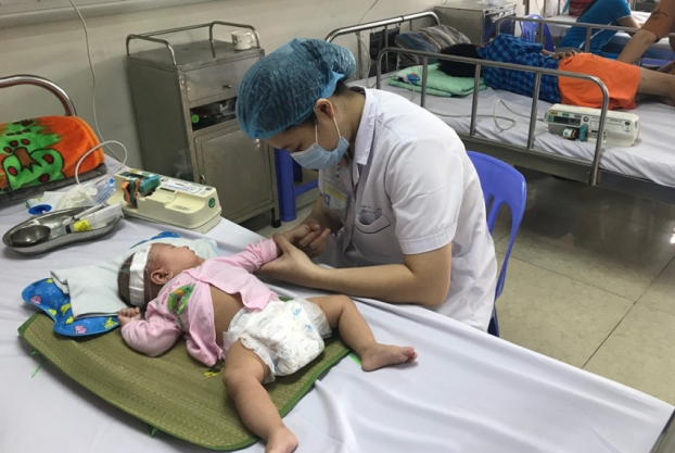   Trẻ 3 tháng tuổi mắc viêm màng não mủ đang điều trị tại Khoa điều trị tích cực, Trung tâm Y học lâm sàng các bệnh Nhiệt đới, BV Nhi TW  