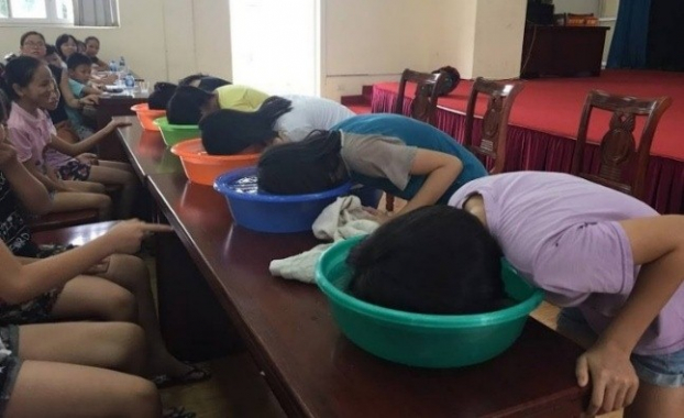   Học sinh Chi Đông, Hà Nội, tập thở với chậu nước  