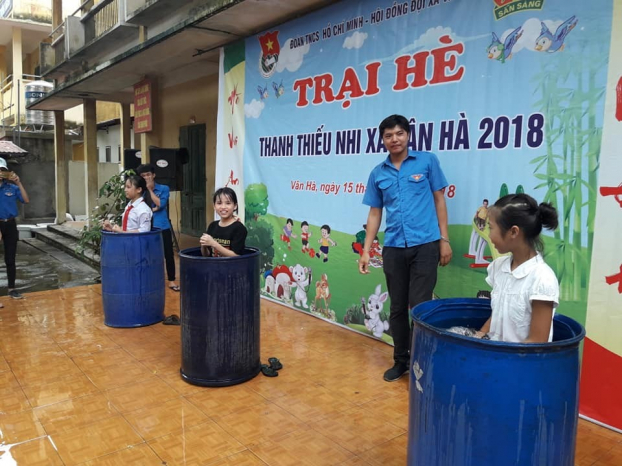   Học sinh Vân Hà, Việt Yên, Bắc Giang tập lặn trong thùng phuy  