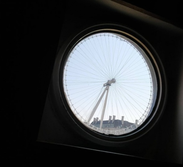  London Eye vừa khớp với cửa sổ phòng tắm  