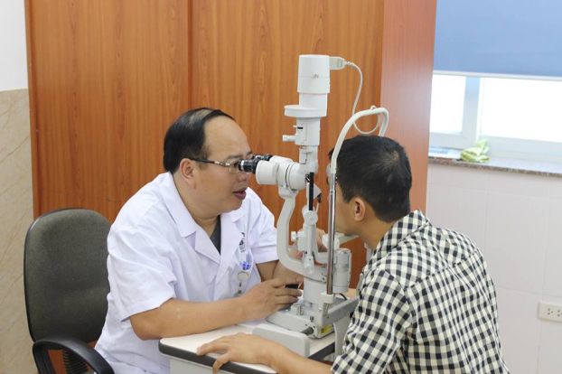   Bác sĩ Hoàng Cương đang khám mắt cho bệnh nhân  