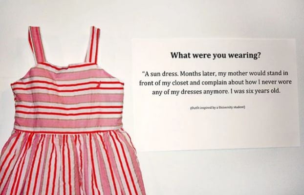     'Một chiếc váy mùa hè. Mấy tháng sau mẹ tôi đứng trước tủ quần áo của tôi và phàn nàn vì tôi không bao giờ mặc chiếc váy đó nữa. Khi đó tôi 6 tuổi'  