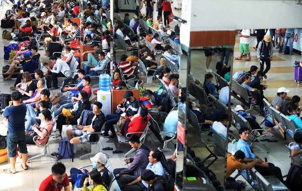   Tại các bến xe, hàng trăm người xếp hàng chờ mua vé và chờ xe để trở về nhà (Ảnh: VNExpress)  