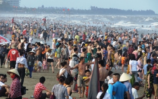   Không ít người đổ về bãi biển Sầm Sơn trong dịp lễ 30/4 - 1/5 năm nay (Ảnh: Vietnamnet) Không ít người đổ về bãi biển Sầm Sơn trong dịp lễ 30/4 - 1/5 năm nay (Ảnh: Vietnamnet)  