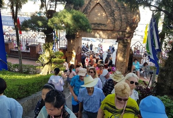   Tại Nha Trang, lượng khách ghi nhận cũng cao hơn rất nhiều so với dịp nghỉ lễ giỗ Tổ trước đó (Ảnh: Dân Trí)  