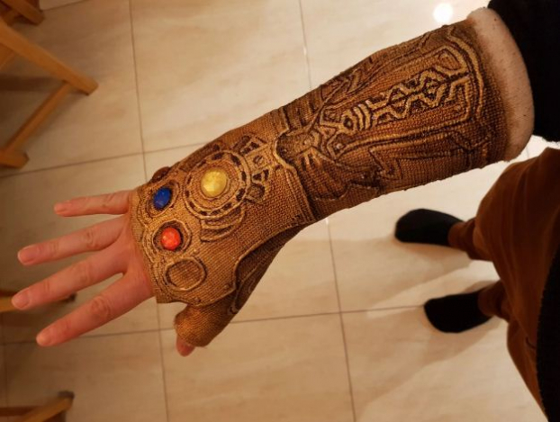 Gãy tay phải bó bột, fan Endgame biến băng bó vô vị thành Găng tay Thanos cực ngầu 8