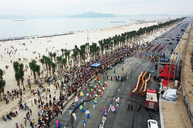 Hơn 200 nghệ sĩ Việt Nam và quốc tế quẩy tưng bừng bên bờ biển Bãi Cháy 6