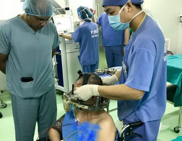   Bệnh nhân được phẫu thuật kích thích não sâu để điều trị bệnh Parkinson  