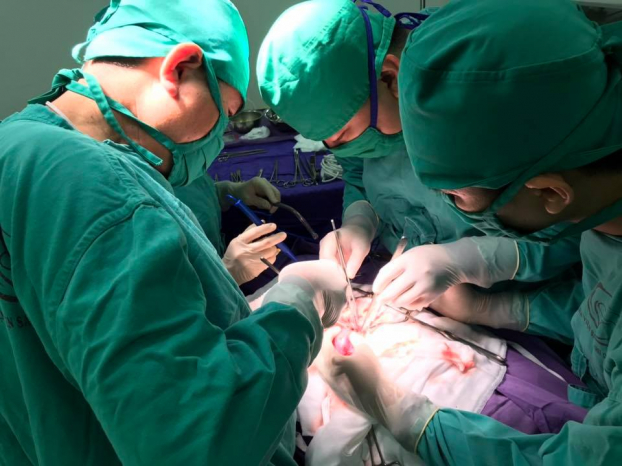   Các bác sĩ tiến hành phẫu thuật điều trị thận niệu quản đôi cho trẻ  