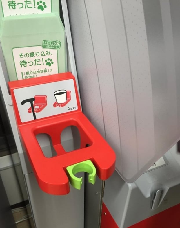   Nhật Bản rất quan tâm đến công dân. Họ có giá giữ gậy chống cho người già ở ATM  