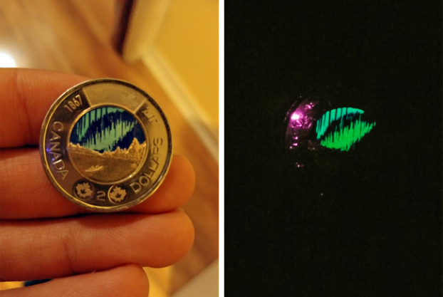   Đồng xu 2 đô Canada có hình cực quang phát sáng trong đêm tối  