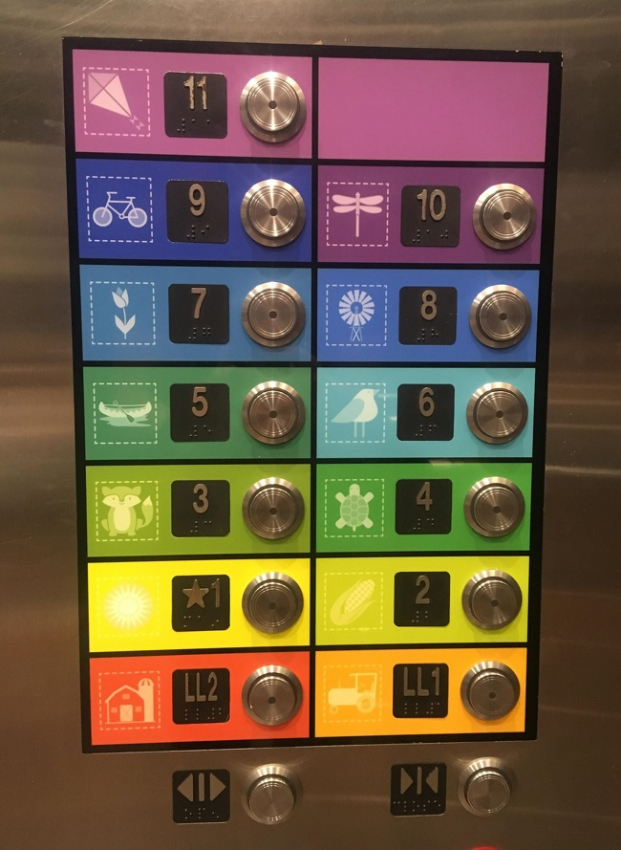   Những nút bấm thang máy nhiều màu sắc trong bệnh viện nhi  