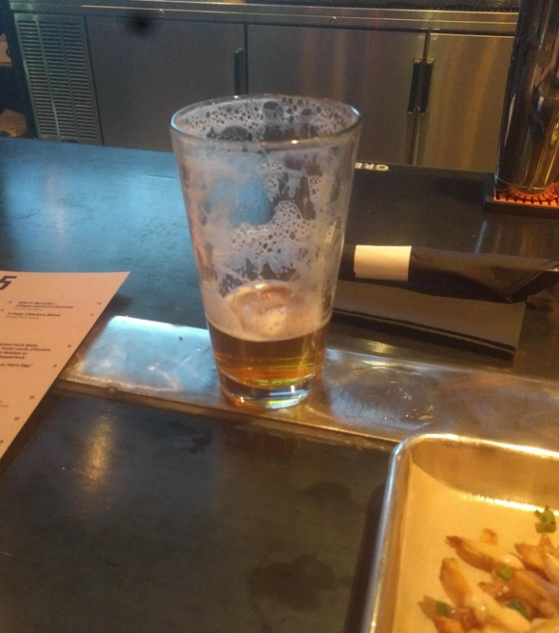   Thanh kim loại trên quầy bar được làm đông lạnh để giữ lạnh cho cốc bia của khách  