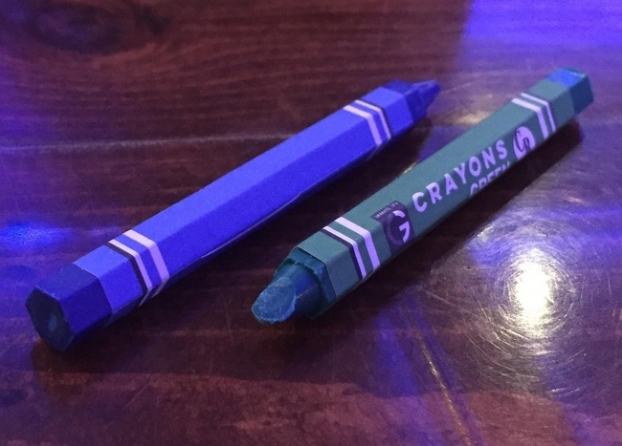   Hình dáng chiếc bút màu giúp chúng không lăn khỏi bàn  