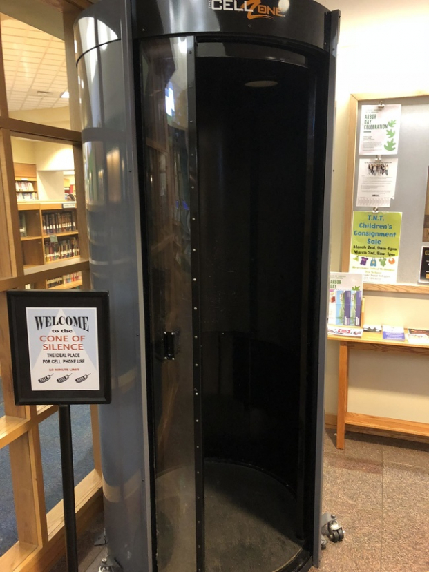   Thư viện có một buồn nhỏ, bạn có thể vào đây để gọi điện thoại  