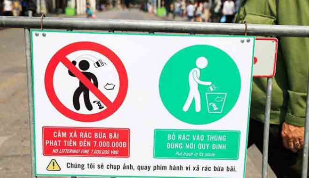   Các biển báo đặt trên phố đi bộ để nhắc nhở người dân có ý thức giữ gìn vệ sinh sạch sẽ.  