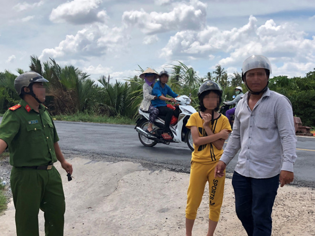   Nữ sinh N đưa công an tới những địa điểm N khai là 'bị bỏ' để xác minh.  