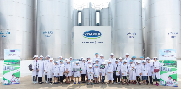   Mọi người chụp ảnh cùng các bồn chứa lạnh khổng lồ, nơi chứa khối lượng lớn sữa tươi nguyên liệu sau khi được vận chuyển từ các trang trại chuẩn GLOBAL G.A.P về nhà máy.  