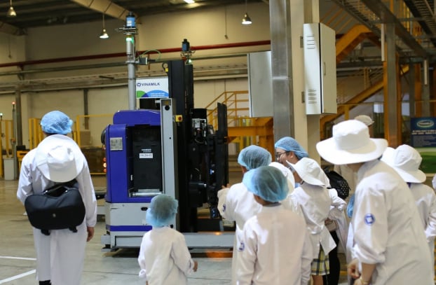   Nhìn các robot LGV tự vận hành trong nhà máy, các em vô cùng thích thú  