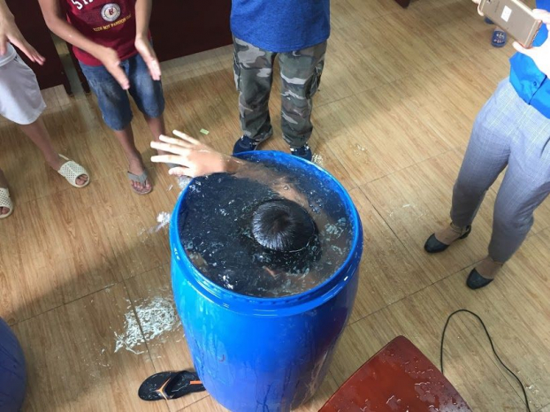   Học sinh ở Chi Đông Hà Nội tập thở và lặn trong phuy nước  