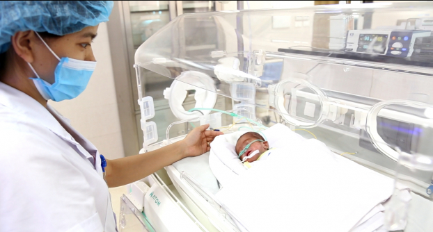   Em bé sinh non nặng 9 lạng đang được nhân viên y tế chăm sóc  